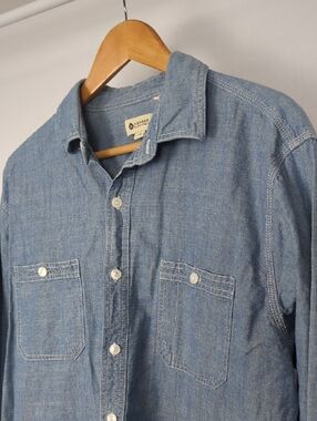 HAGGAR Men's Large Blue Chambray Two Pocket Button-Down Shirt
